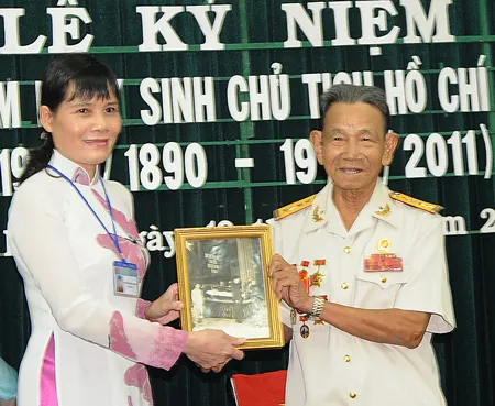 Đại tá Cáp Xuân Huyên trao tặng Bảo tàng tấm ảnh linh cữu Bác Hồ Đại tá Cáp Xuân Huyên trao tặng Bảo tàng tấm ảnh linh cữu Bác Hồ